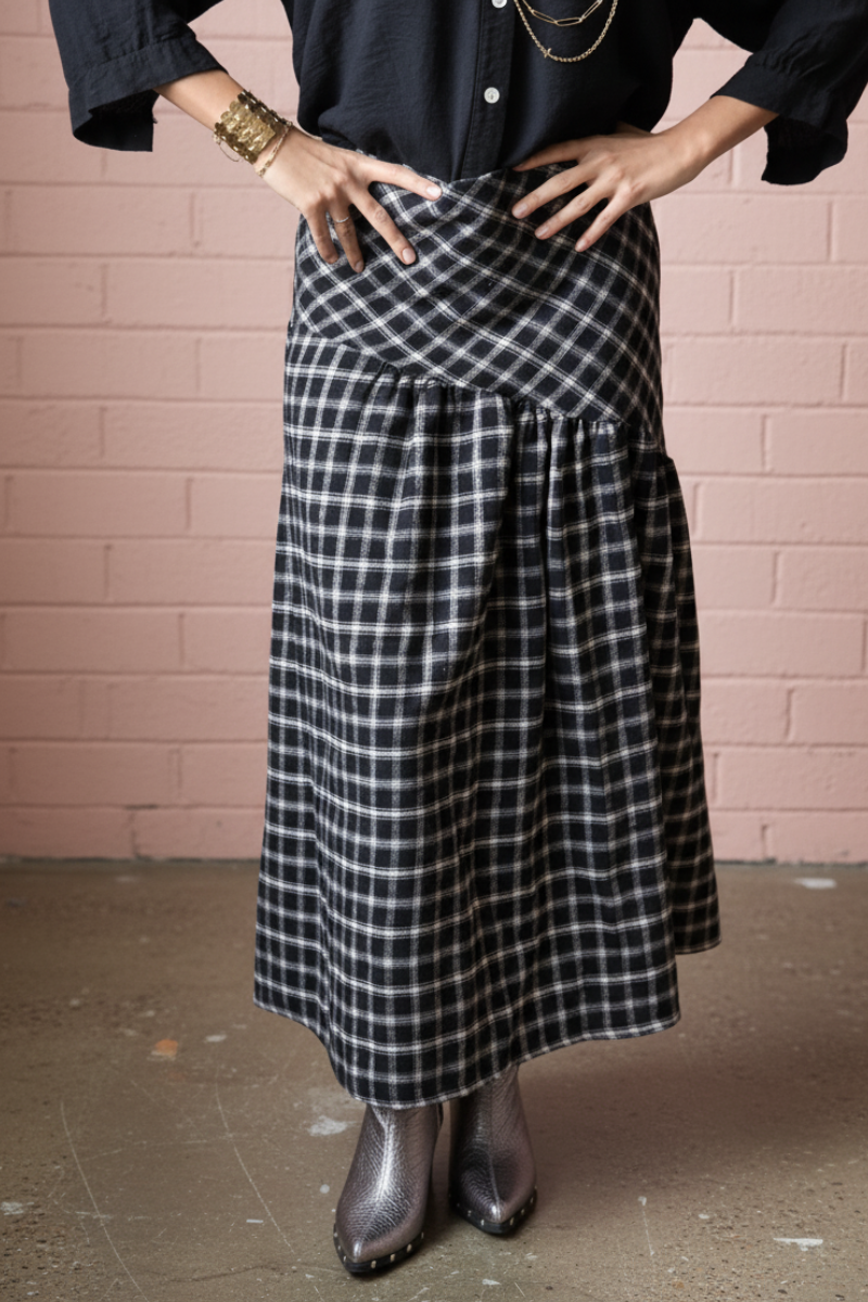 Falda larga de cuadros corte asimétrico negra