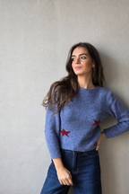 Jersey de punto azul con estrellas burdeos