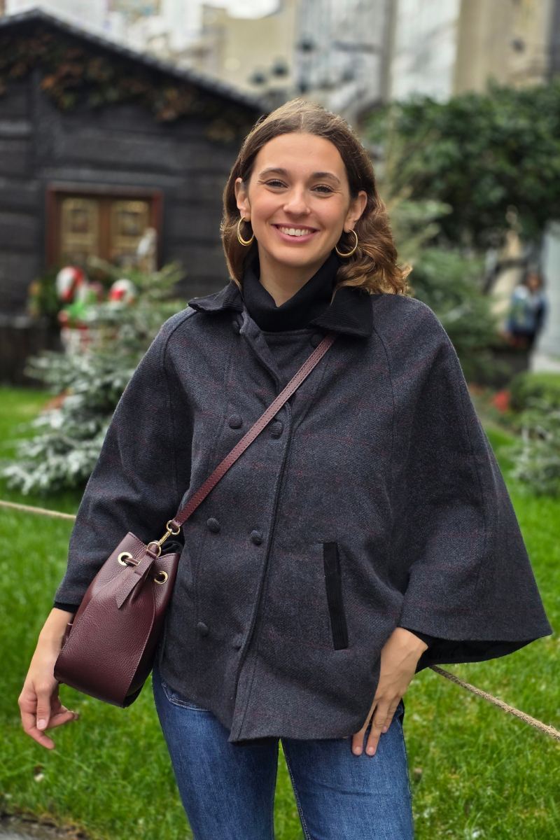 Capa british de cuadros gris oscuro