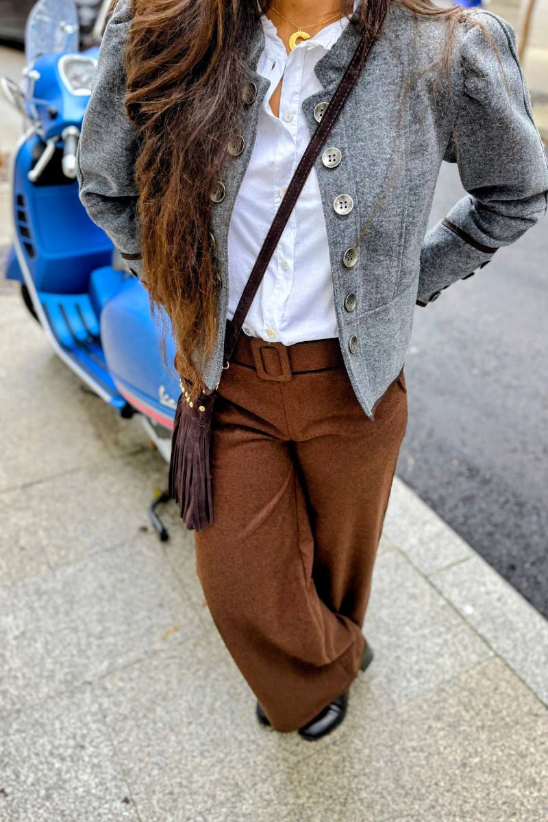 Pantalón espiguilla con cinturón marrón