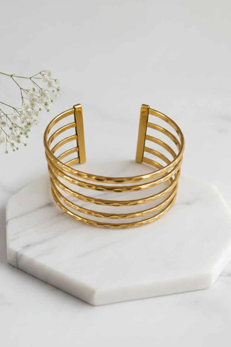 Brazalete dorado de acero abierto