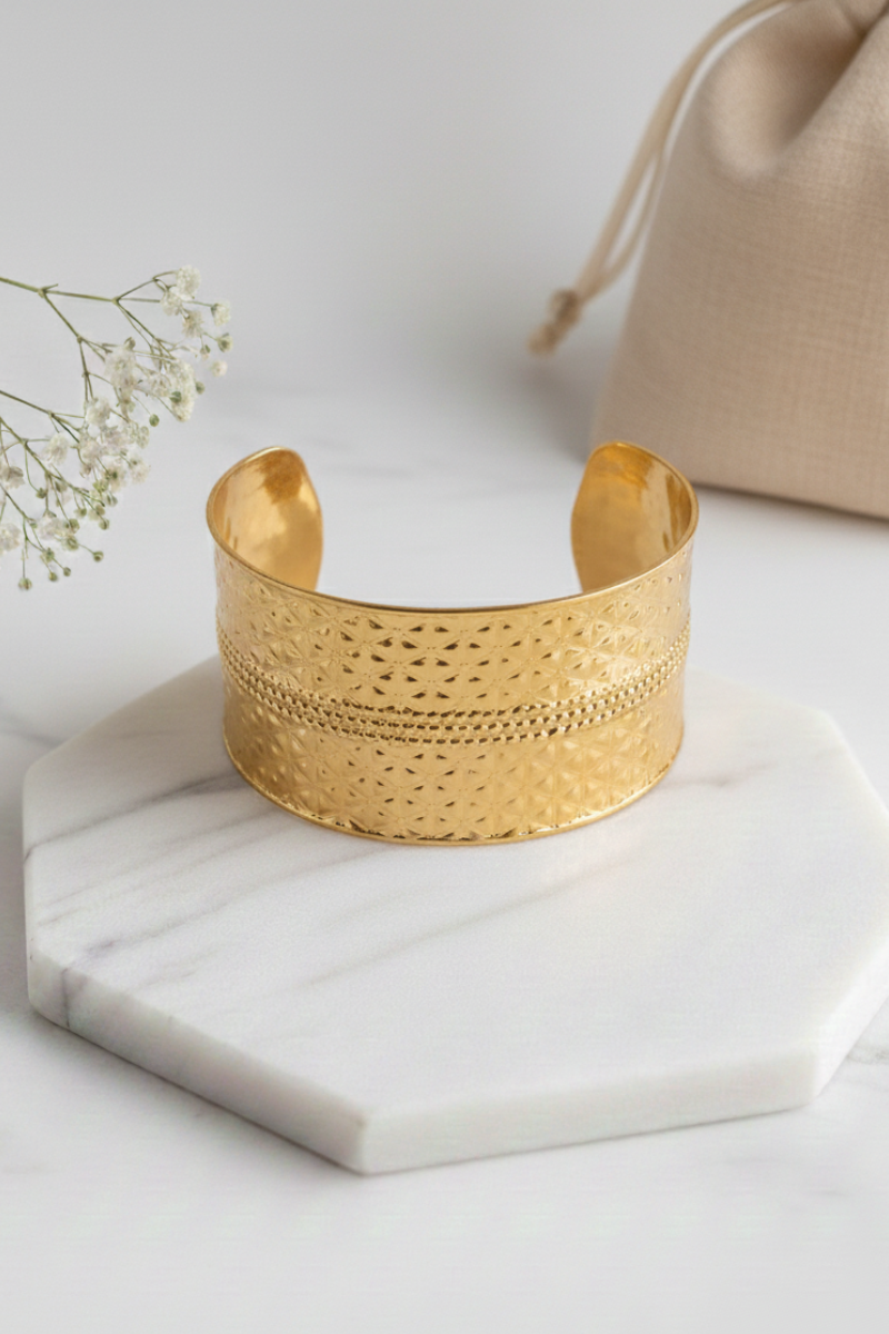 Brazalete dorado de acero labrado