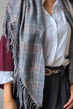 Bufanda escocesa triangulo y flecos gris