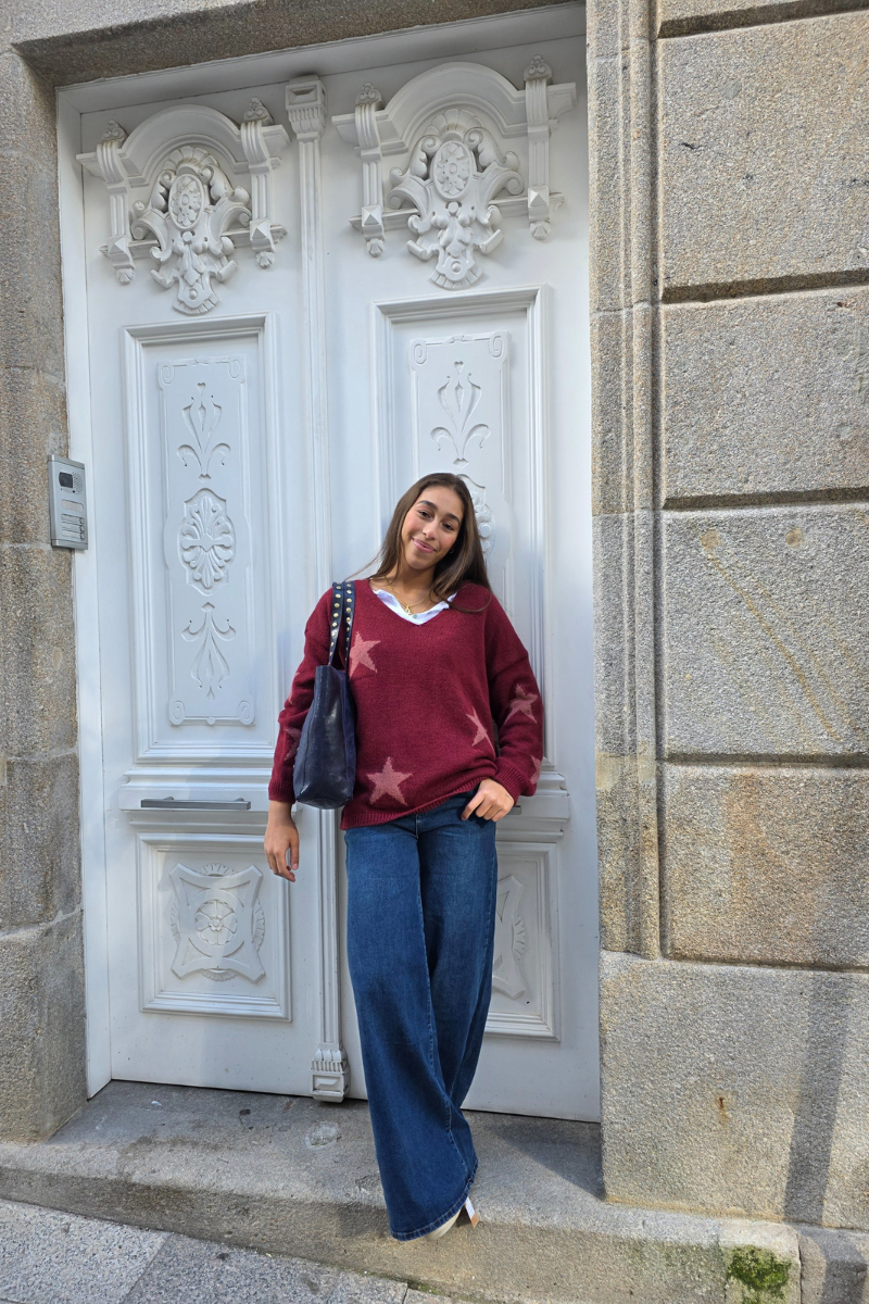 Jersey punto cuello pico con estrellas burdeos