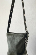 Bolso tipo ante verde militar con tachas en el asa