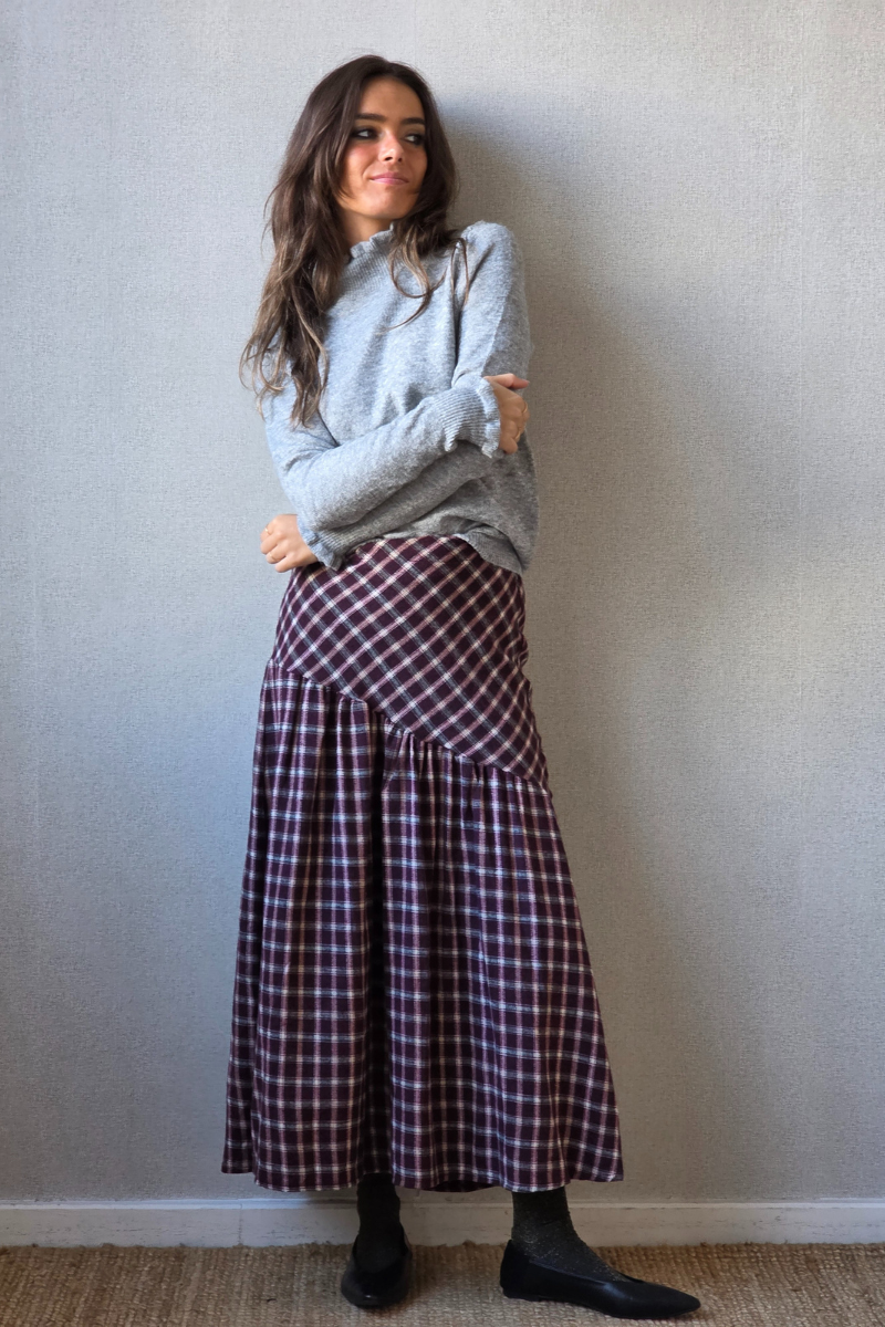 Falda larga de cuadros corte asimétrico granate