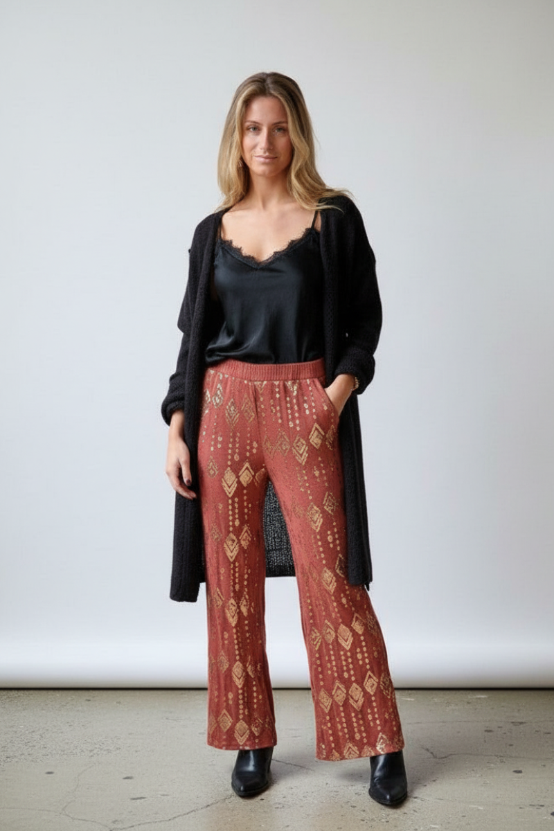 Pantalón de punto color caldero con lentejuelas