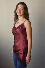 Top satinado de encaje bajo asimétrico granate