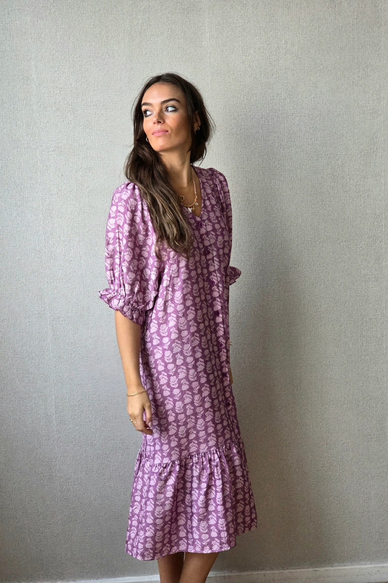 Vestido flores  con botones morado