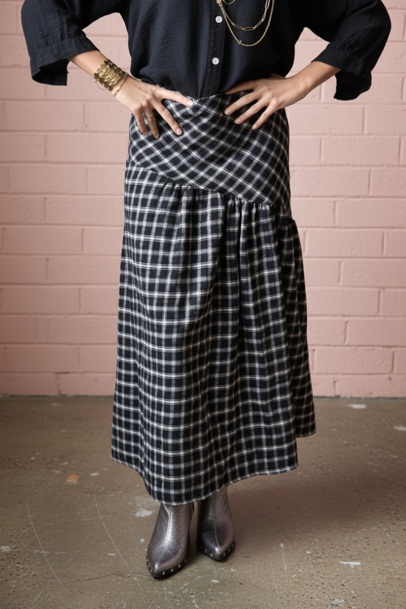 Falda larga de cuadros asimétrica negra