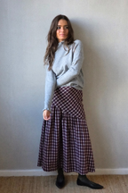 Falda larga de cuadros corte asimétrico granate
