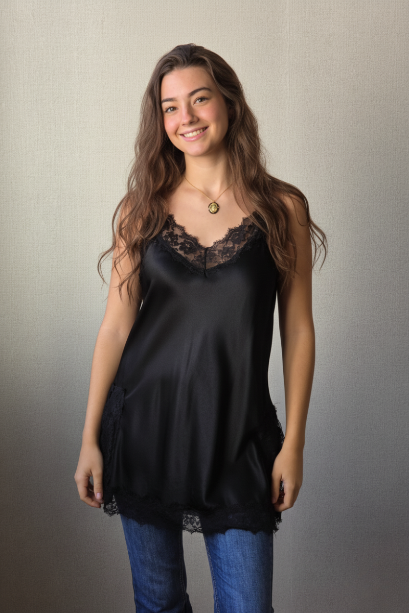 Top satinado con encaje negro