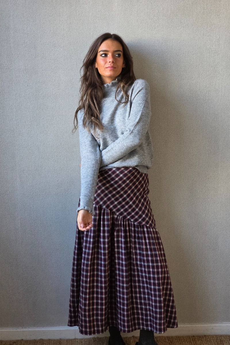 Falda larga de cuadros corte asimétrico granate