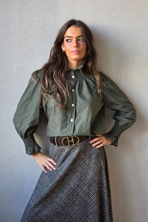 Camisa de cuello alto fruncido verde militar