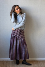 Falda larga de cuadros corte asimétrico granate