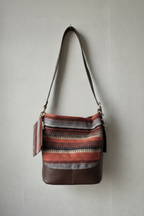 Bolso con tela ikat marrón