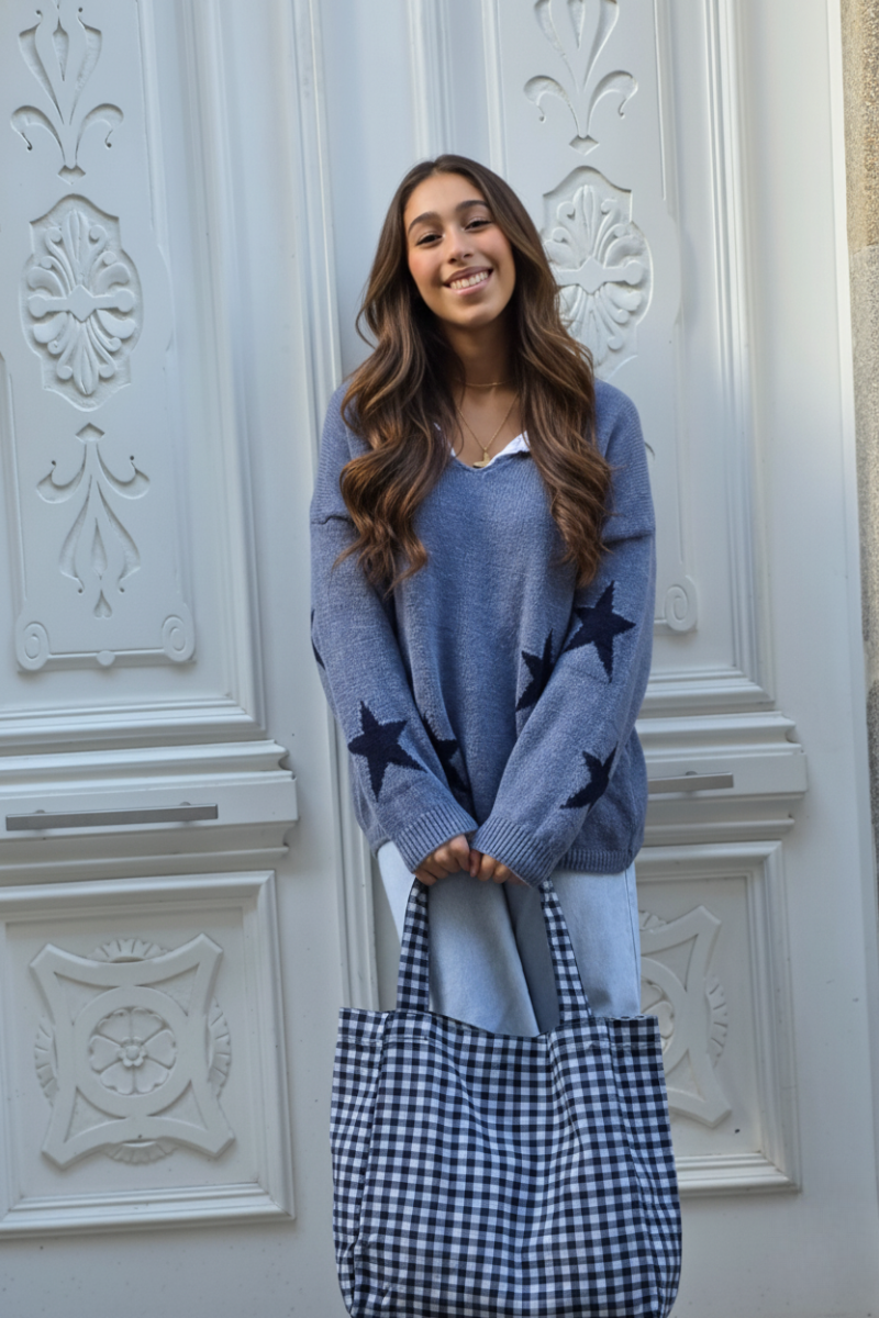 Jersey punto cuello pico con estrellas azul