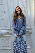 Jersey punto cuello pico con estrellas azul