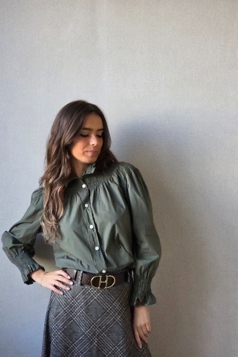 Camisa de cuello alto fruncido verde militar