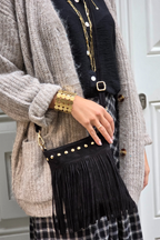 Bolso de ante con fleco y tachuelas negro