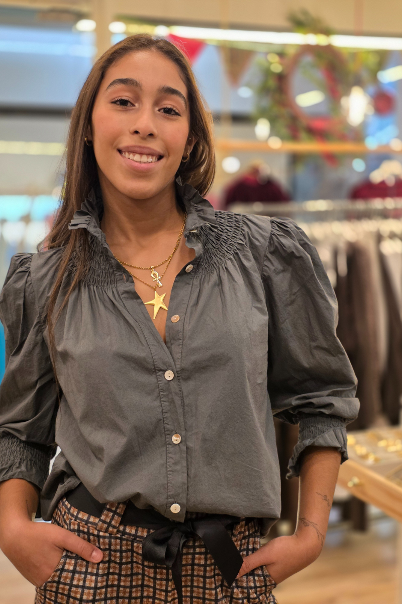 Camisa de cuello alto fruncido con volante gris