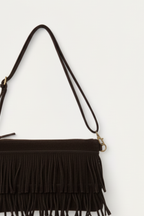Bolso sobre de ante con flecos marrón chocolate