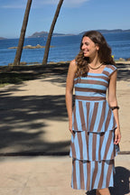 Vestido con cortes y volantes azul