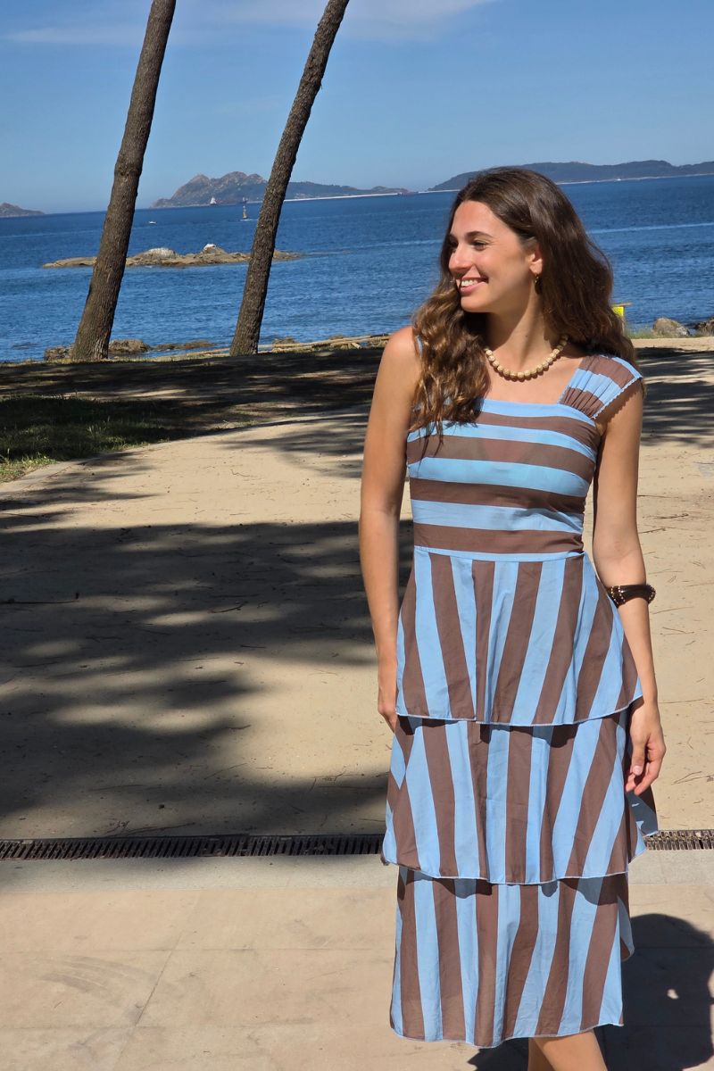 Vestido con cortes y volantes azul