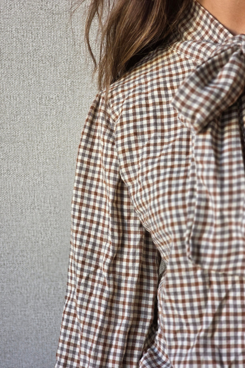 Blusa Cristina con lazo de cuadros gris