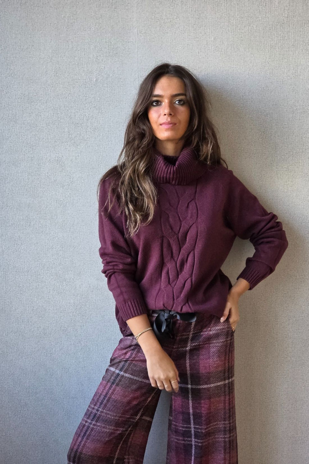 Jersey cuello cisne con con trenza berenjena