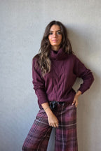 Jersey cuello cisne con con trenza berenjena