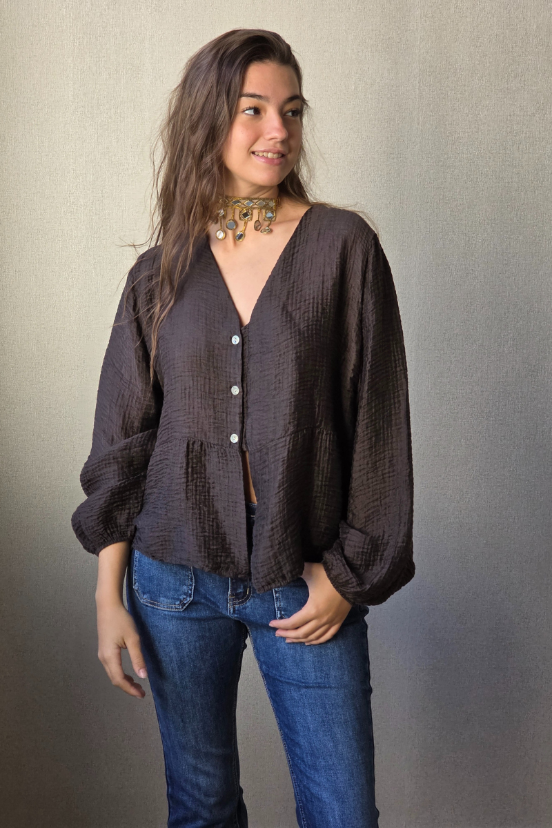 Blusa fluida cuello pico marrón chocolate