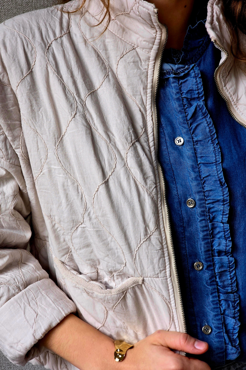 Chaqueta Acolchada Beige con Cremallera y Cuello subido