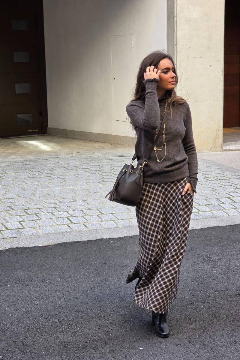 Falda evase de cuadros pequeños chocolate