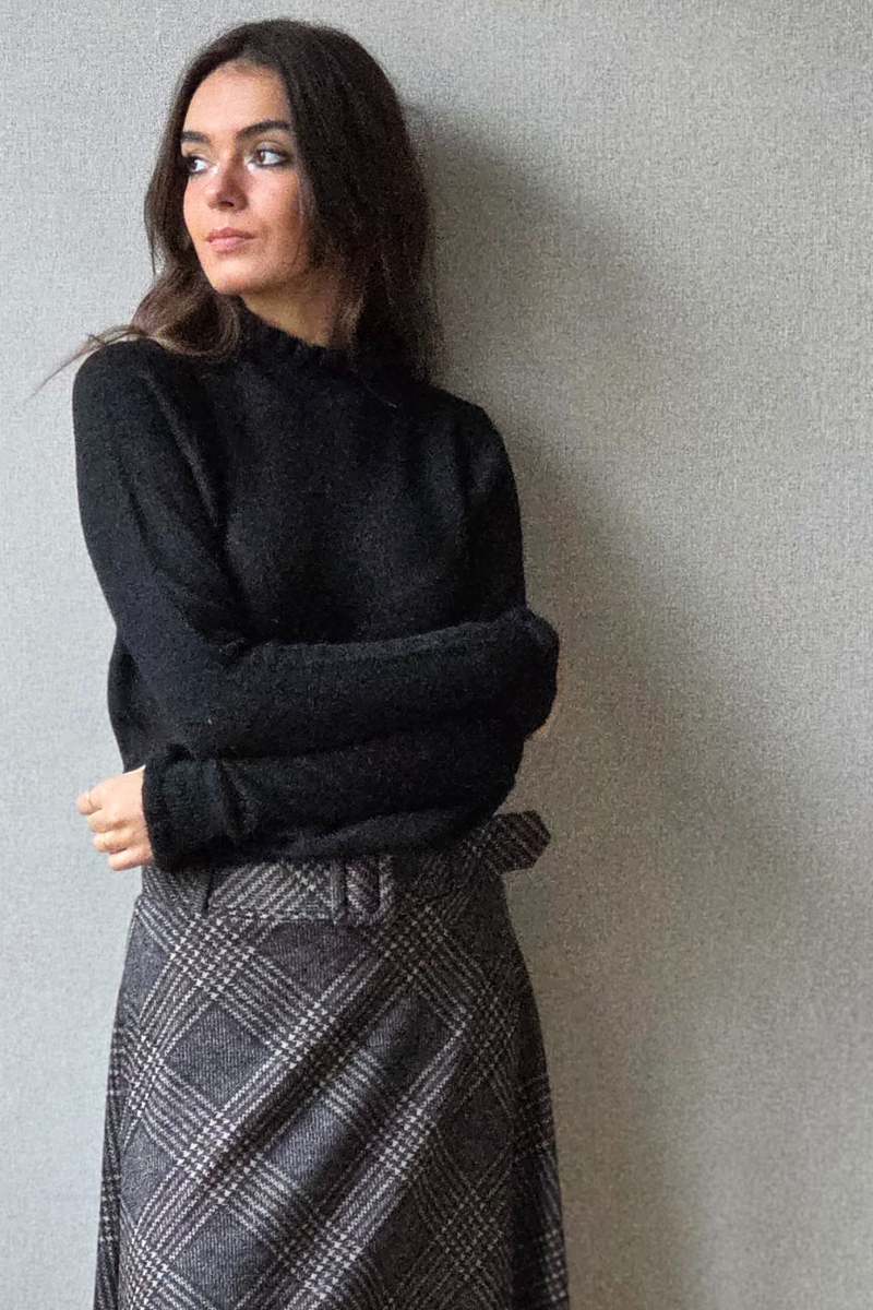 Jersey cuello Perkins con volante negro