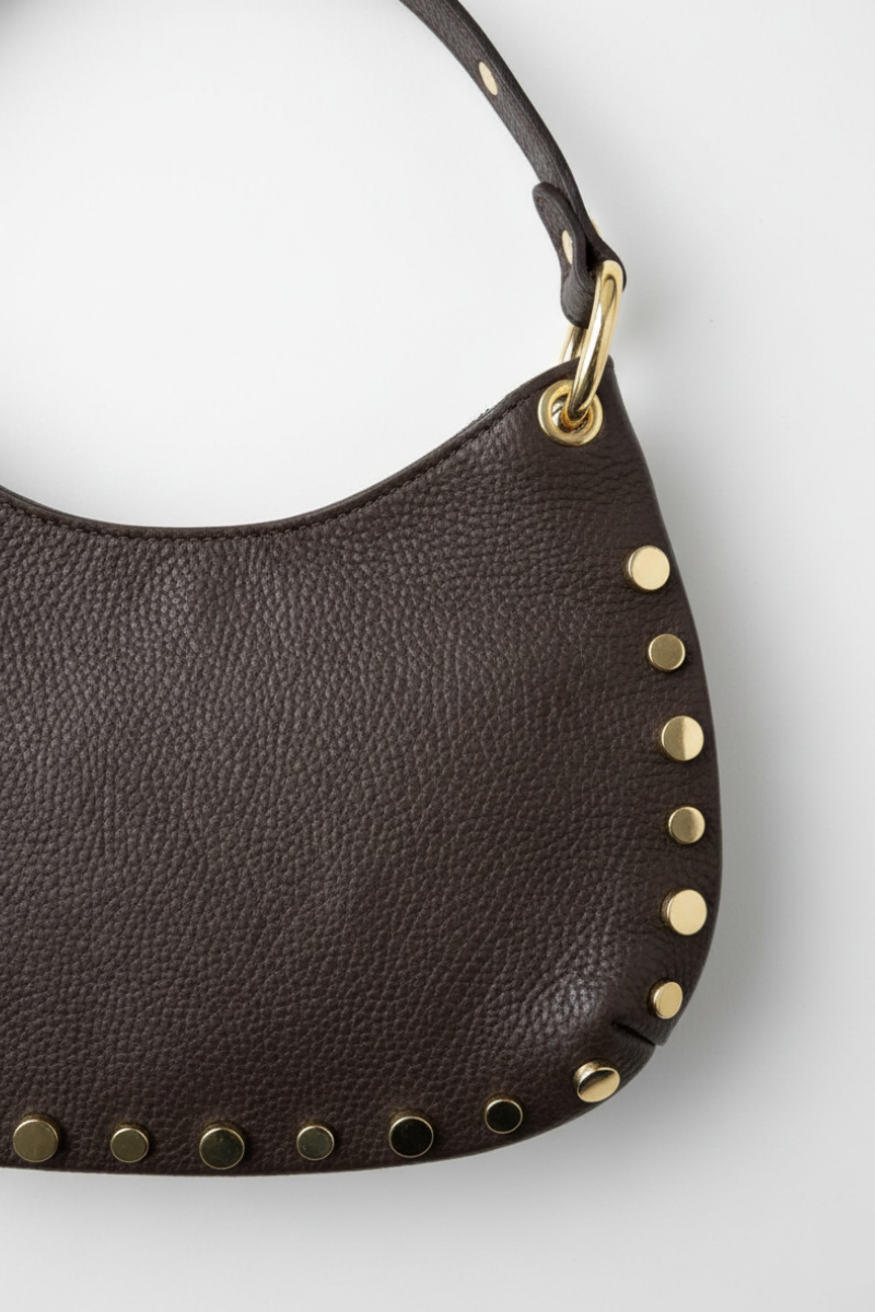 Bolso media luna de piel chocolate tachuelas doradas