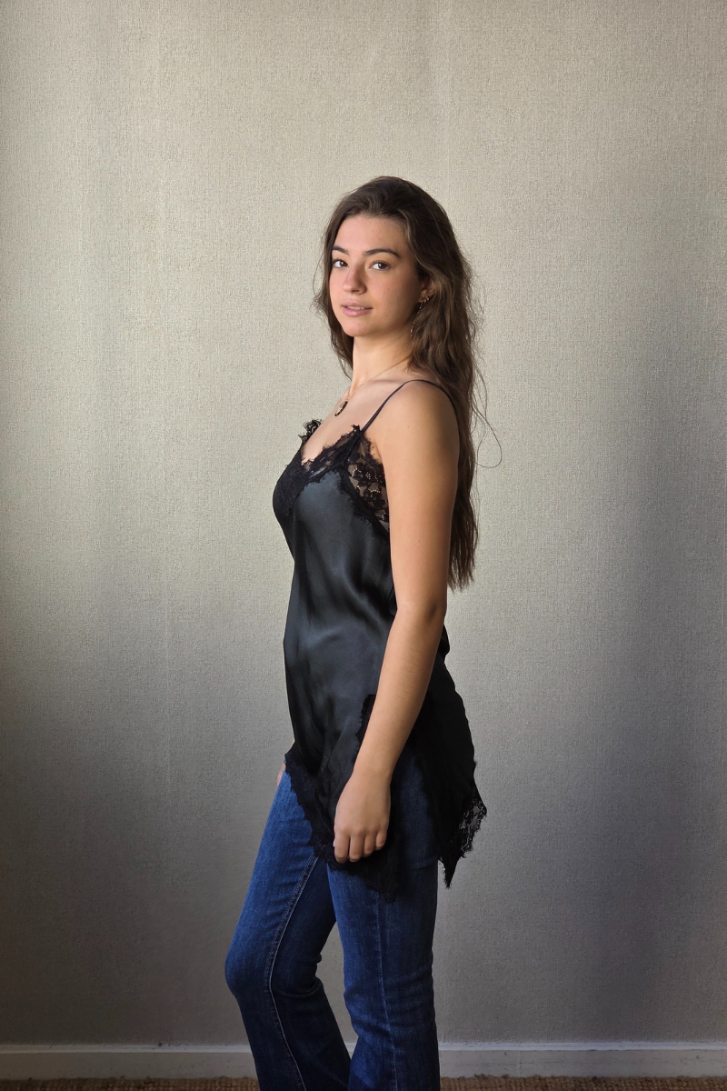 Top satinado con encaje bajo asimétrico negro