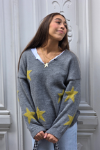 Jersey punto cuello pico gris con estrellas