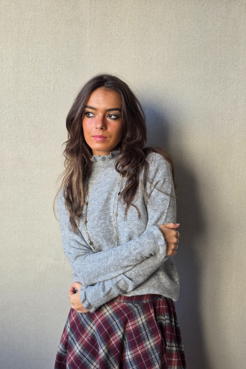 Jersey cuello Perkins con volante gris