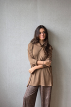 Jersey cuello vuelto fino camel