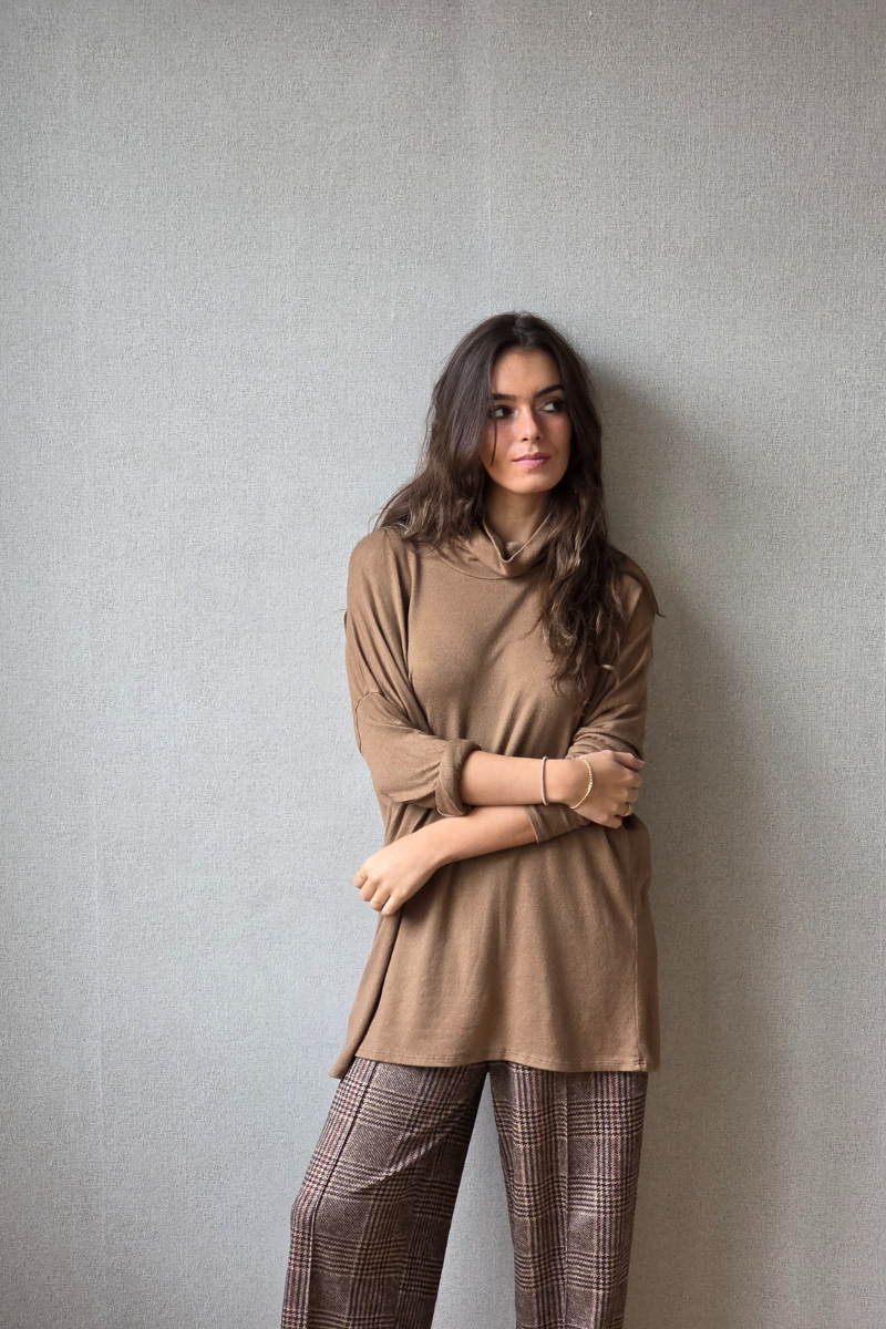 Jersey cuello vuelto fino camel