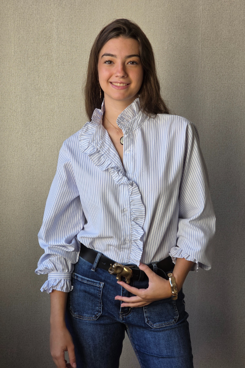 Blusa de rayas con volante blanca