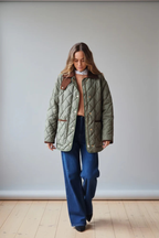 Cazadora acolchada verde militar con detalles en marrón