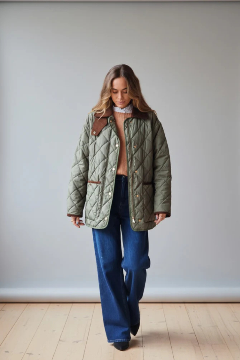 Cazadora acolchada verde militar con detalles en marrón