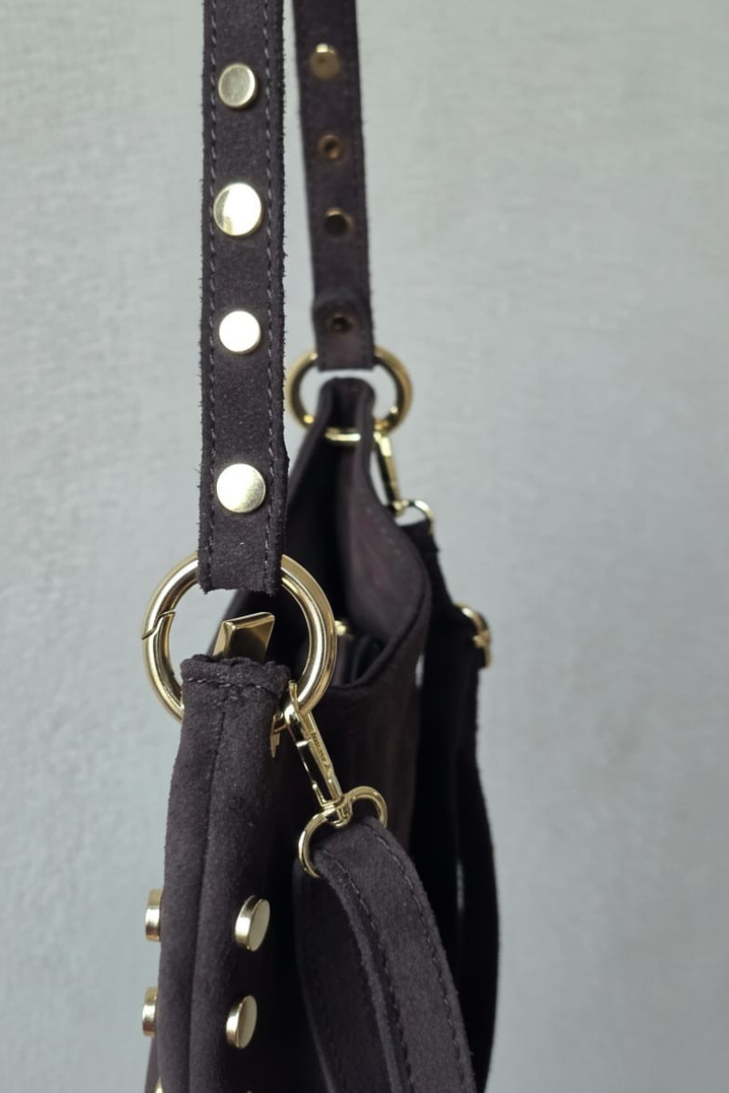 Bolso tipo ante chocolate con tachas en el asa