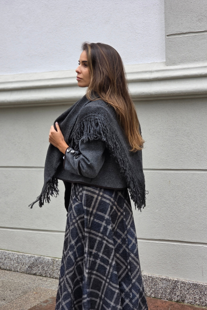 Chal de punto con flecos gris marengo