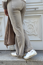 Vaquero beige con bolsillos delanteros