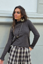 Jersey cuello Perkins con volante marrón