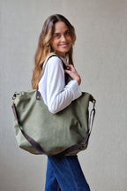 Bolso oversize de loneta con piel verde militar