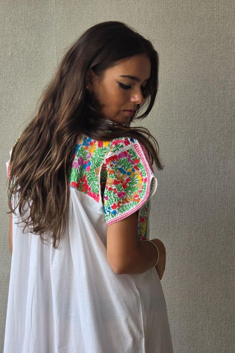 Vestido mexicano bordado a mano blanco